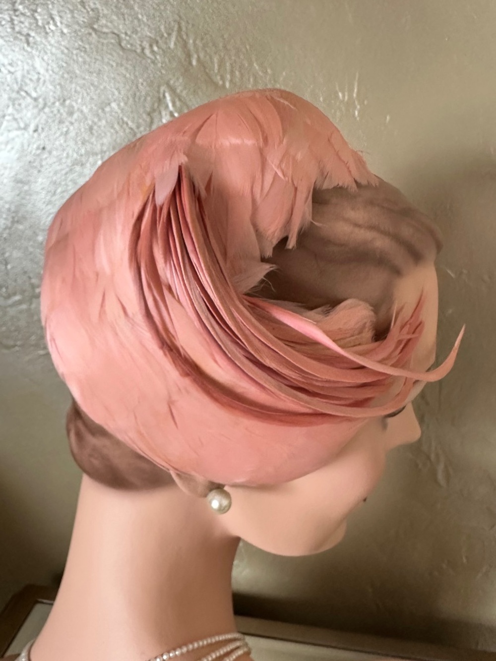 ELEGANT 1950s' PINK FEATHER COCKTAIL HAT WITH BEADED JEWEL - Picture 6 of 12